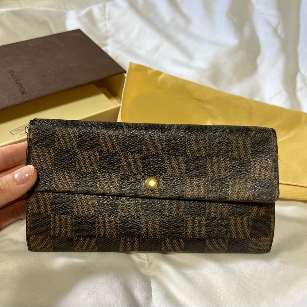 Authentic pre-loved Louis Vuitton Sarah Long Wallet